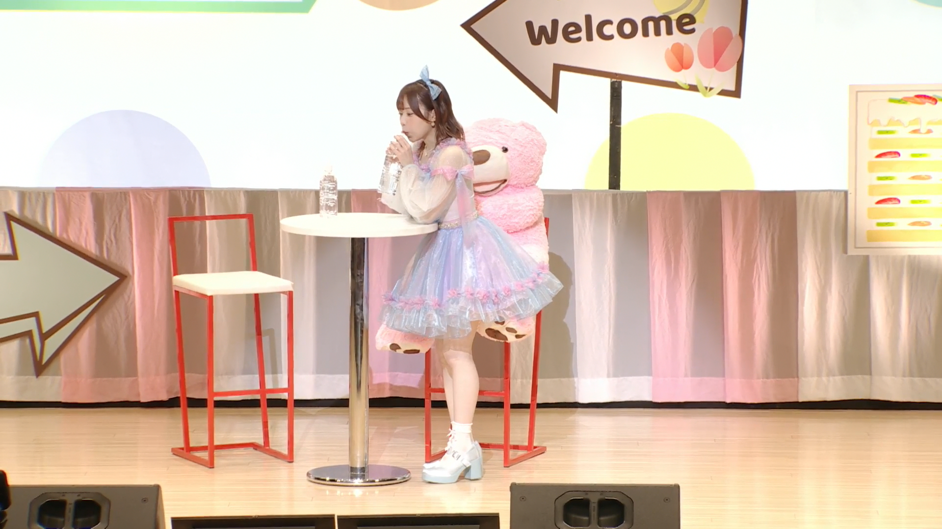 Date Sayuri's rainbow-colored outfit from the evening session